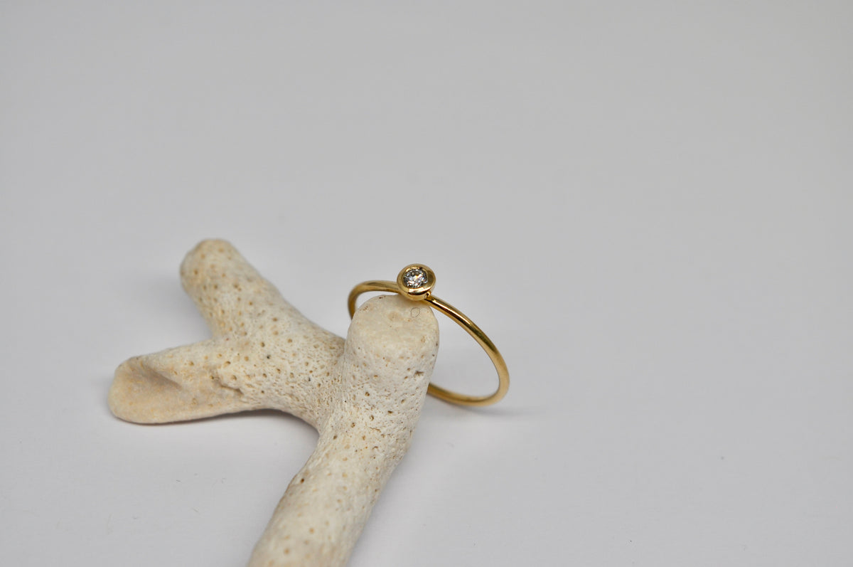 Delicate Diamond Solitaire Ring in 18k Gold