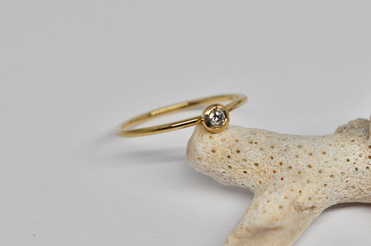 Delicate Diamond Solitaire Ring in 18k Gold