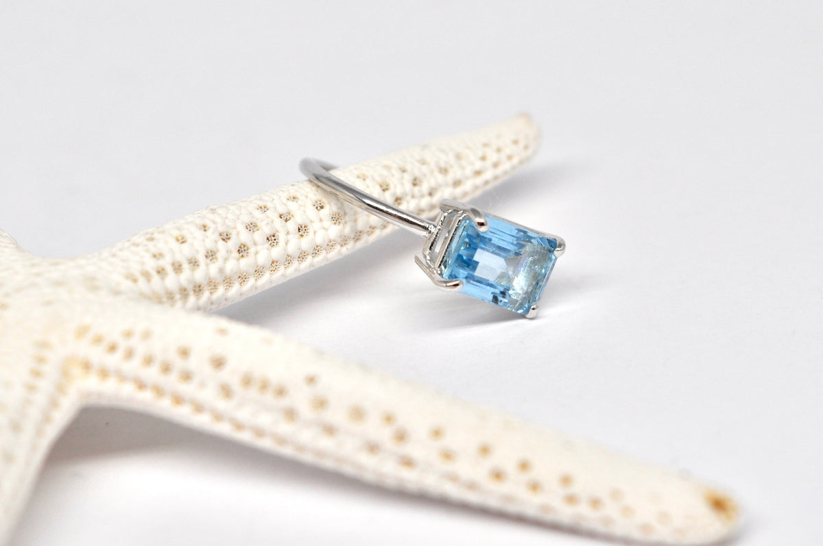 Aquamarine Solitaire Ring – 18k White Gold