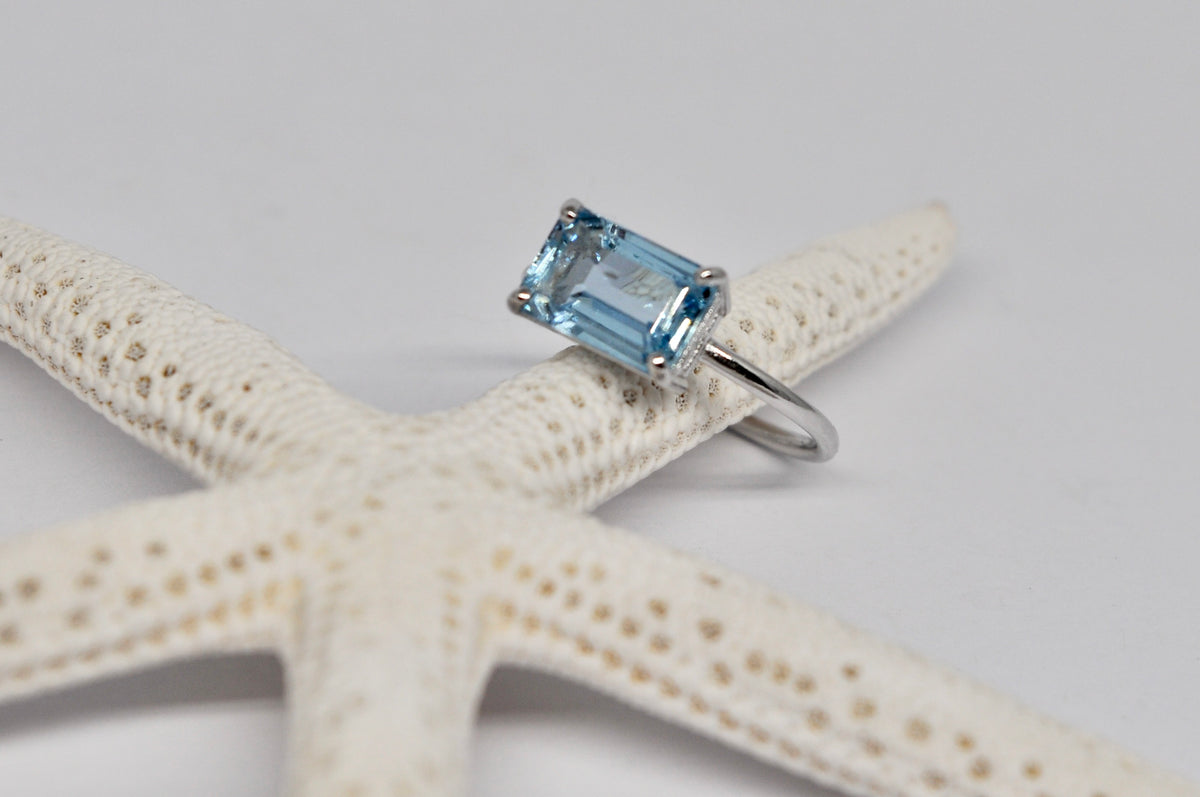 Aquamarine Solitaire Ring – 18k White Gold