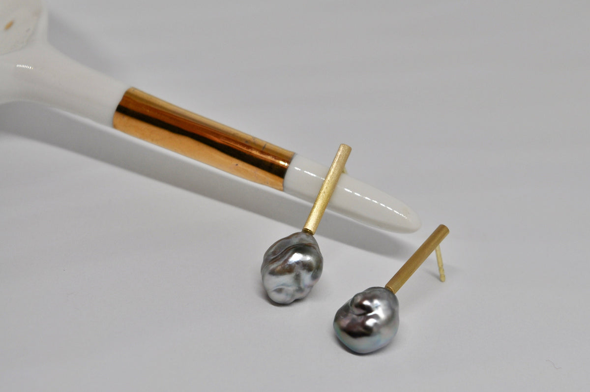 18karat yellow gold studs with Tahiti Keshi pearls