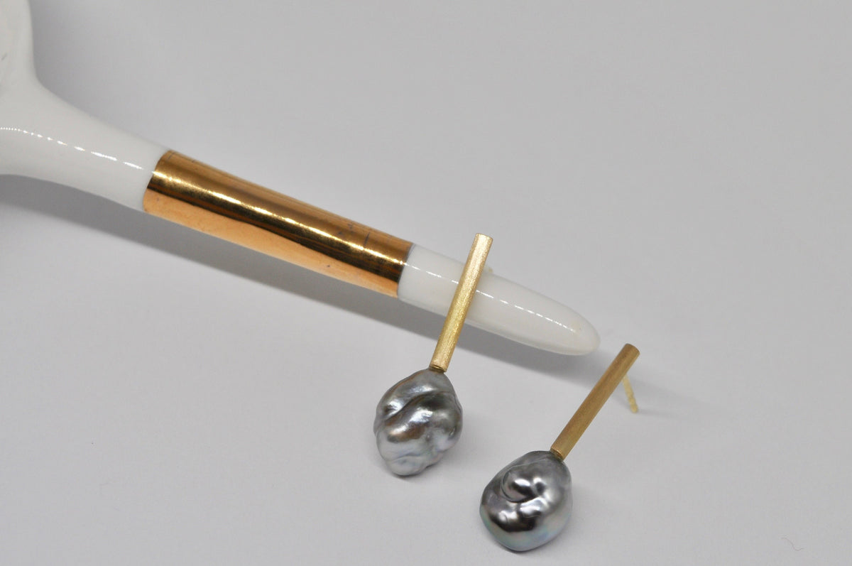 18karat yellow gold studs with Tahiti Keshi pearls