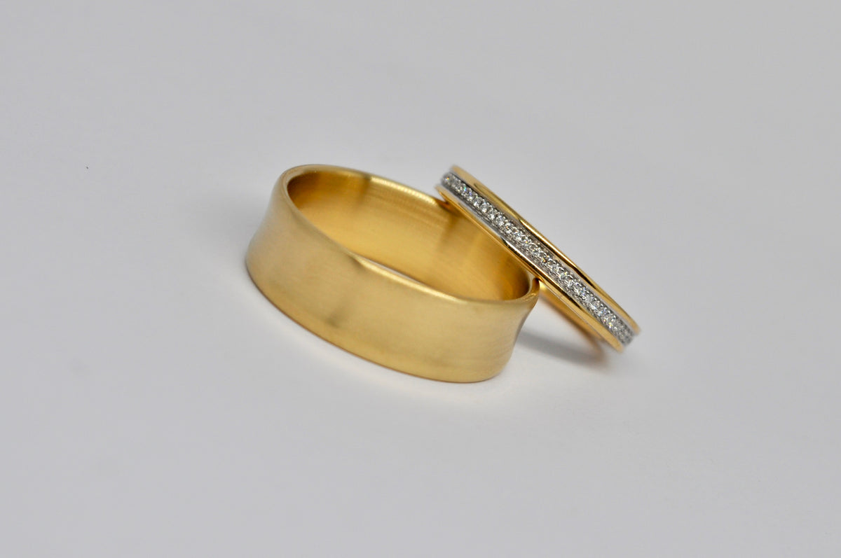 18K Yellow Gold Wedding Band Set - Brushed & Diamond Pavé