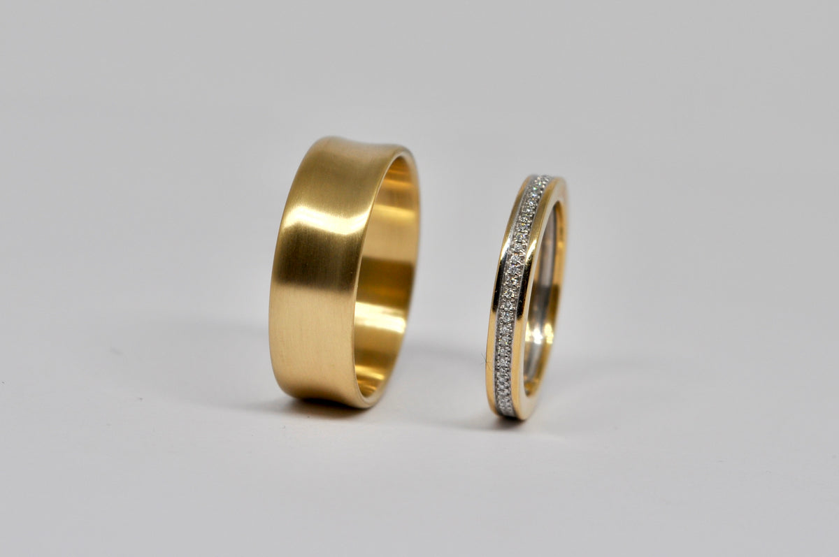 18K Yellow Gold Wedding Band Set - Brushed & Diamond Pavé