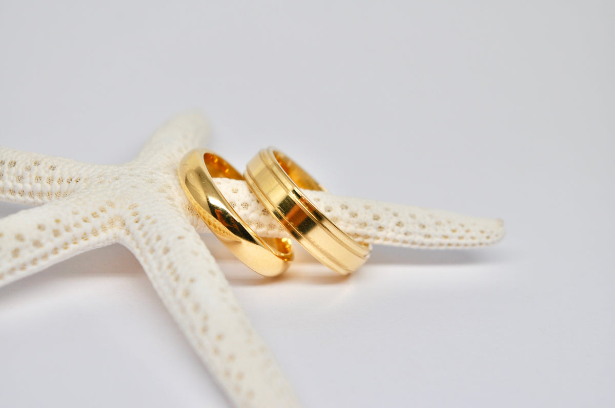 Classic 18K Yellow Gold Wedding Band Set with Polished Grooves