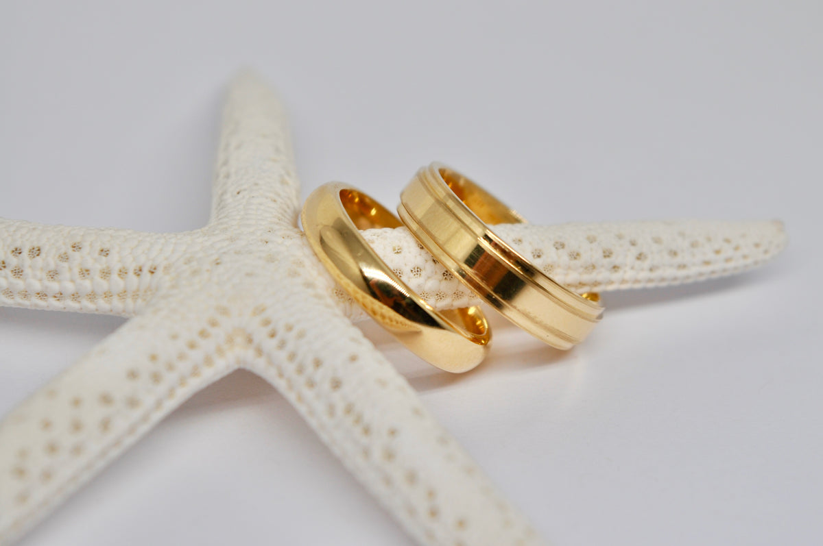 Classic 18K Yellow Gold Wedding Band Set with Polished Grooves