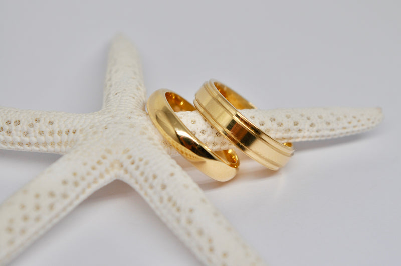 Classic 18K Yellow Gold Wedding Band Set with Polished Grooves