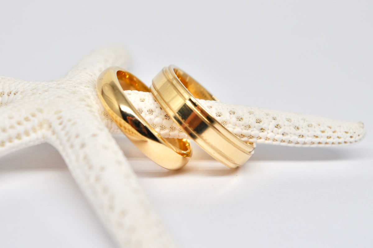 Classic 18K Yellow Gold Wedding Band Set with Polished Grooves
