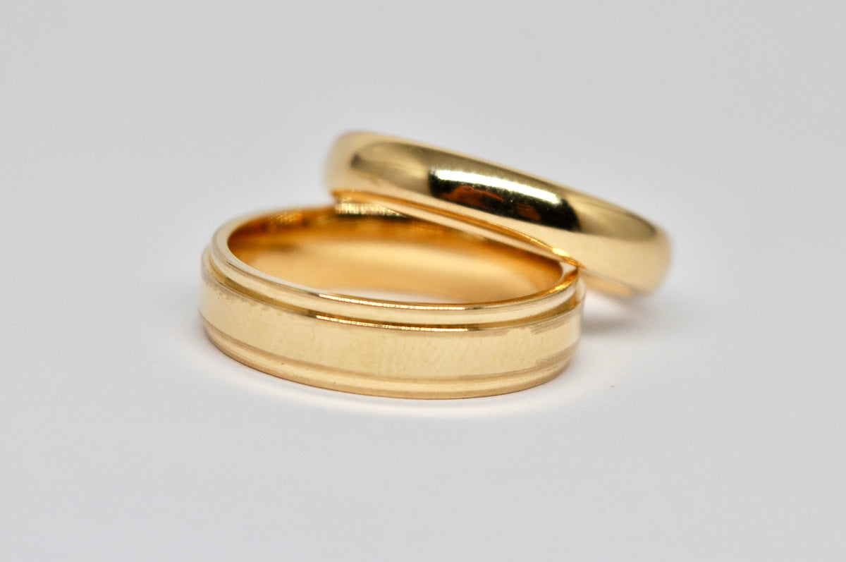 Classic 18K Yellow Gold Wedding Band Set with Polished Grooves