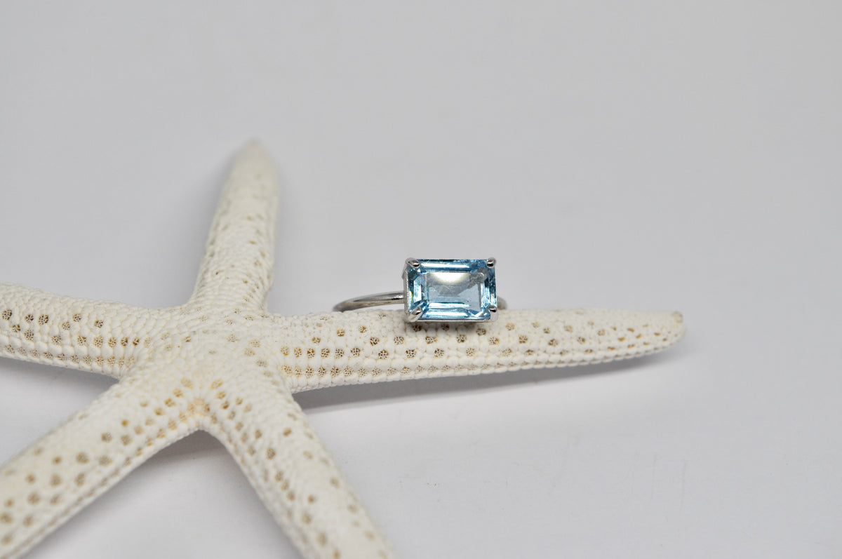 Aquamarine Solitaire Ring – 18k White Gold
