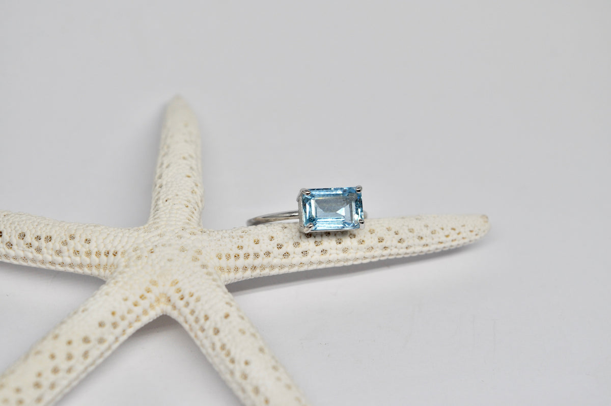 Aquamarine Solitaire Ring – 18k White Gold