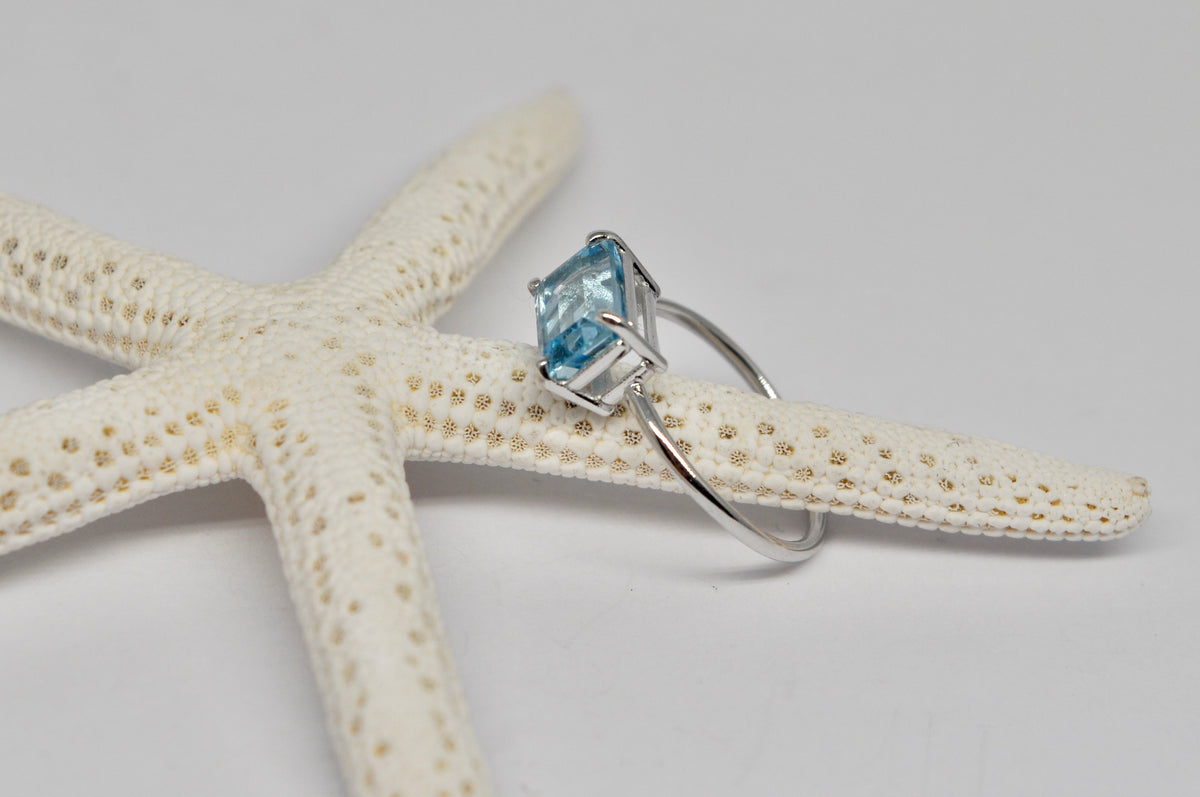 Aquamarine Solitaire Ring – 18k White Gold