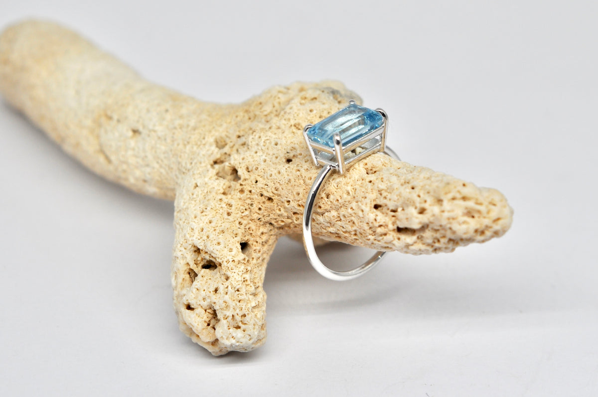 Aquamarine Solitaire Ring – 18k White Gold