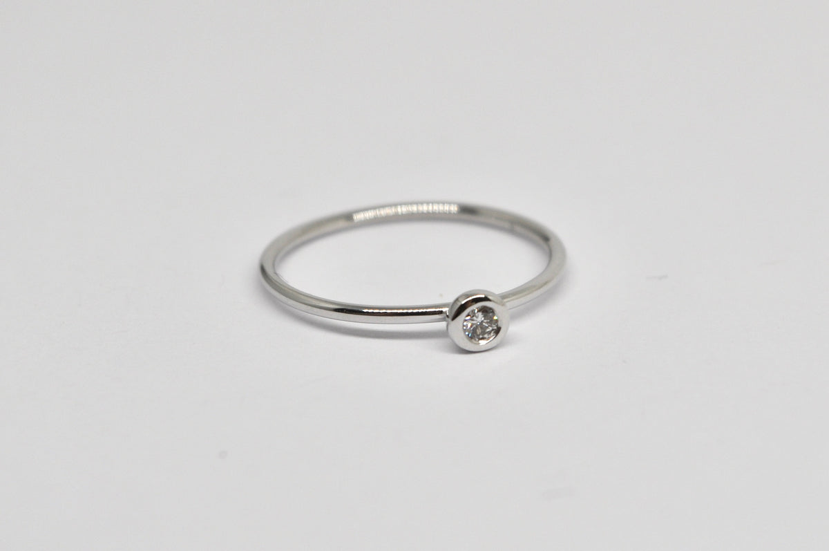 Delicate Diamond Solitaire Ring in 18k Gold