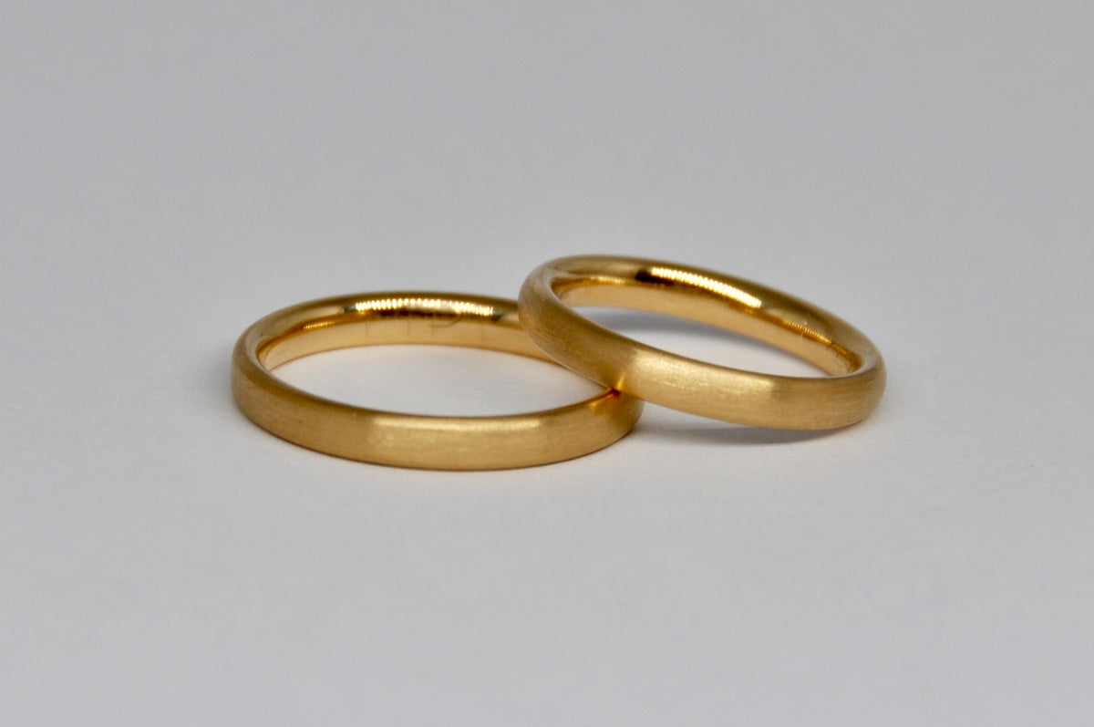 Classic 18k yellow gold wedding bands