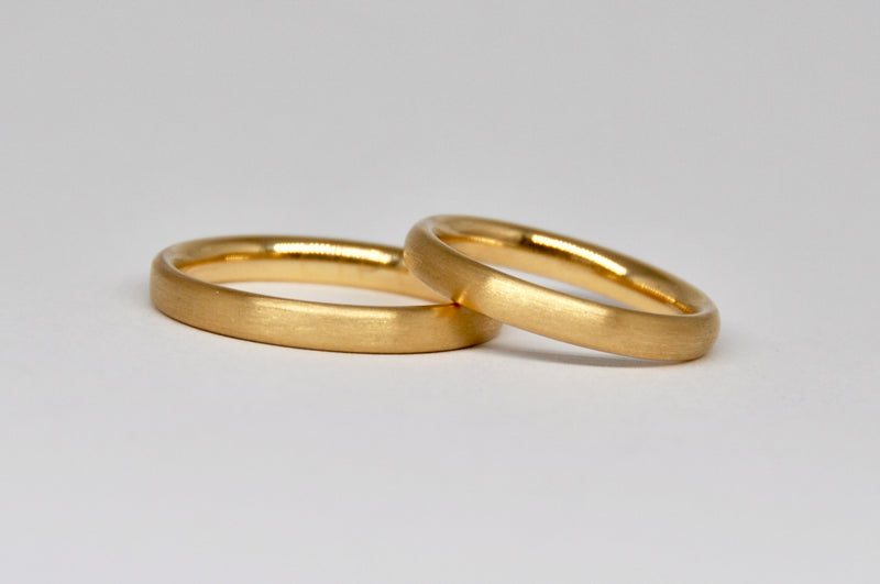 Classic 18k yellow gold wedding bands