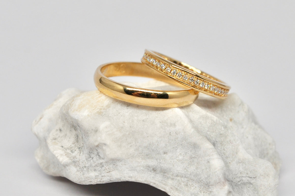18K Yellow Gold Wedding Band Set - Classic & Diamond Pavé