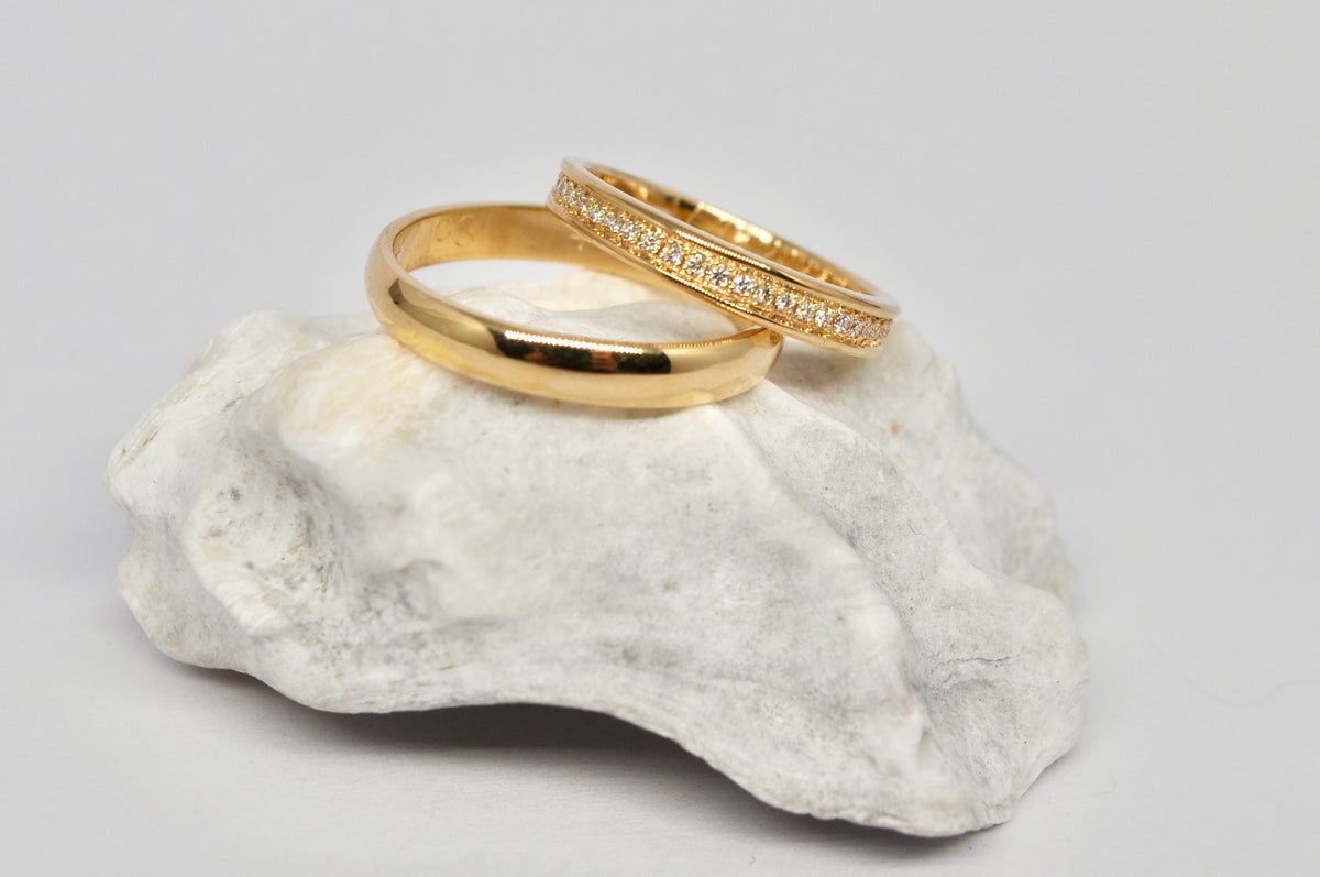 18K Yellow Gold Wedding Band Set - Classic & Diamond Pavé