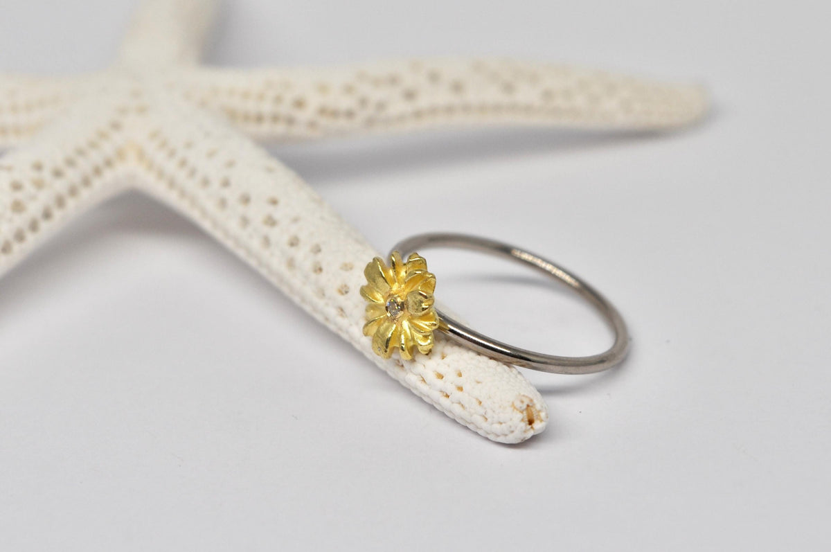 Dainty 18k White and Yellow Gold Daisy Ring with Diamond: Artisan Jewelry